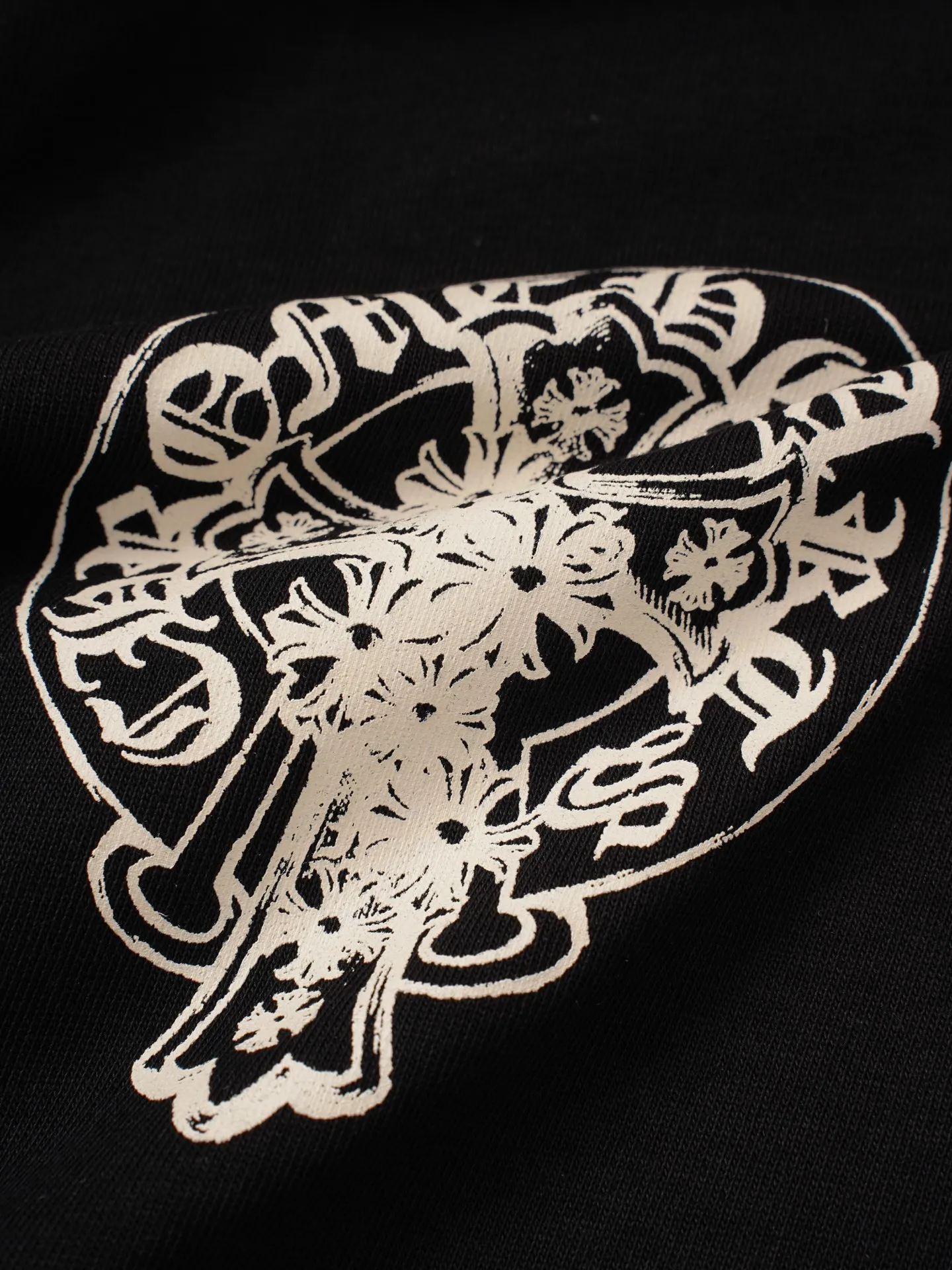 90 Chtome Hearta/ T g， ， 。 Same Style , 。 ， Series， 。 ! ， ， 。 ， ， ， ， ！ ， ，Breathable ， ， ， ， ！ ：Black、White Size：S-XL